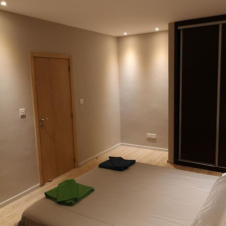 Beachfront Amazing New Apartment Лимасол Экстерьер фото