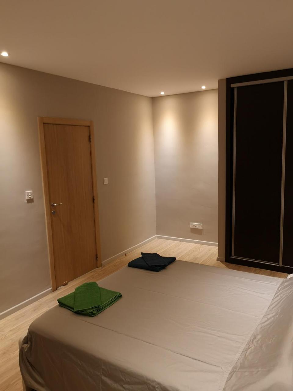 Beachfront Amazing New Apartment Лимасол Экстерьер фото