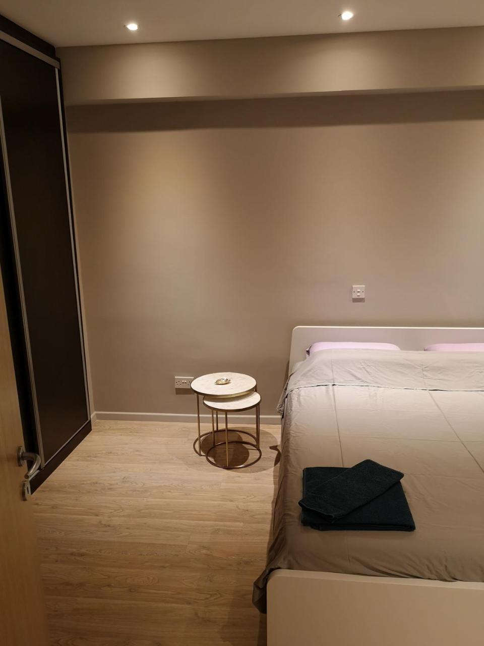 Beachfront Amazing New Apartment Лимасол Экстерьер фото
