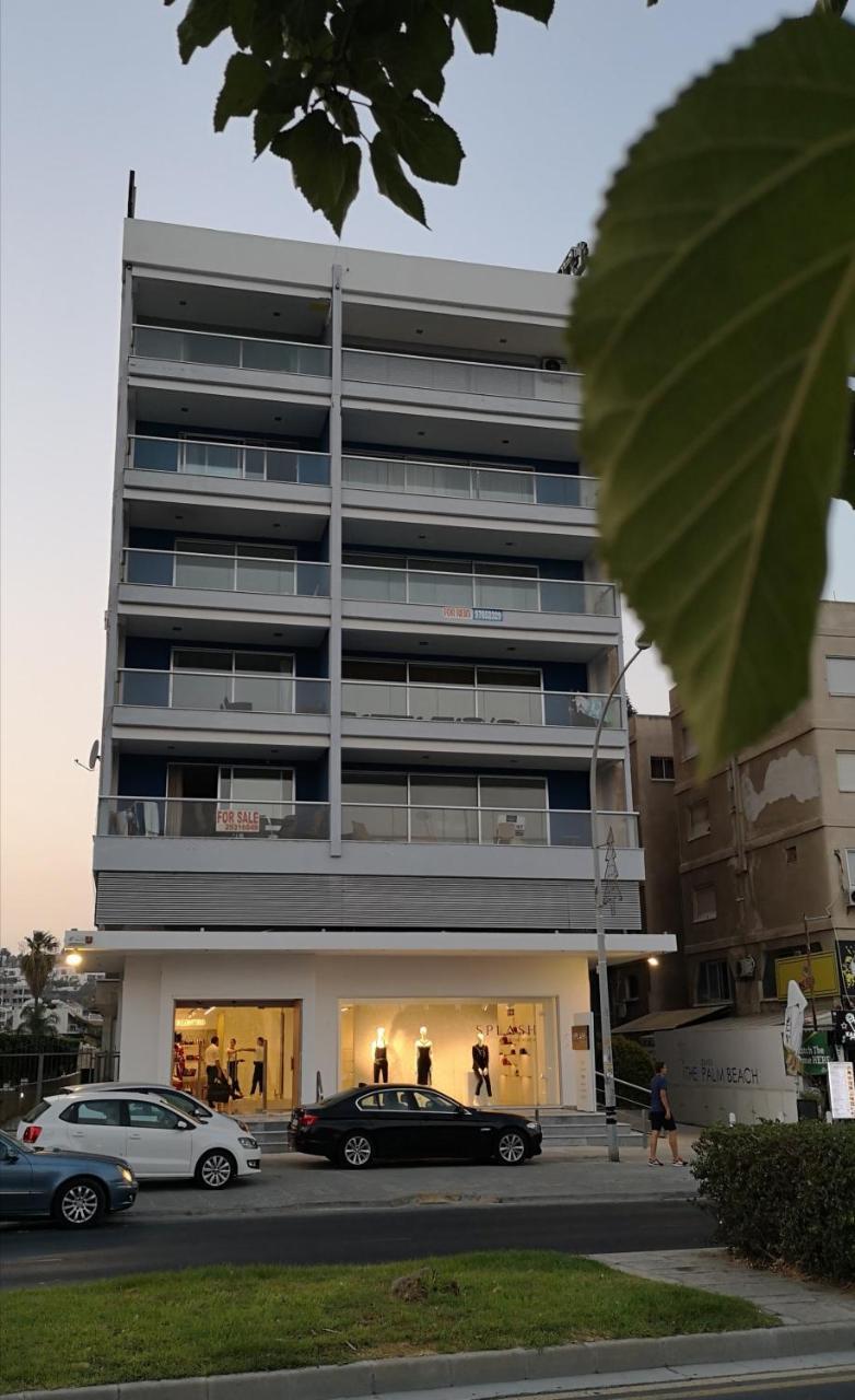Beachfront Amazing New Apartment Лимасол Экстерьер фото