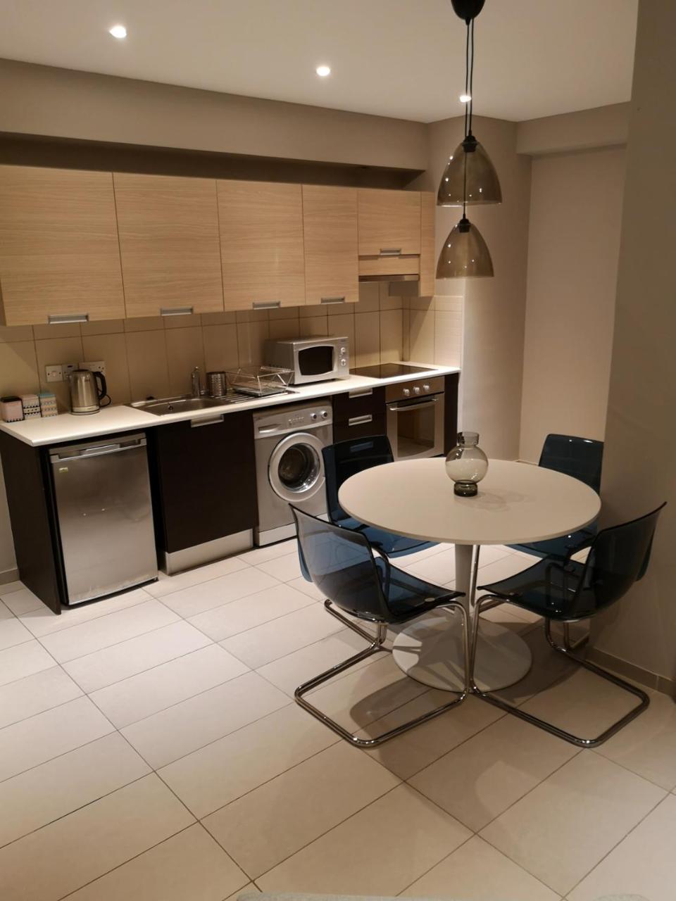 Beachfront Amazing New Apartment Лимасол Экстерьер фото